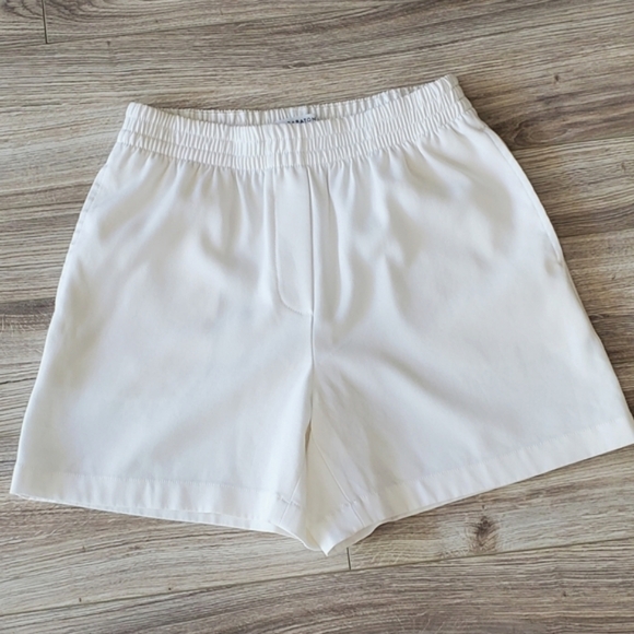 Aritzia Babaton Deakin 5" Shorts, Matte Crepe Texture, Pearl, Small, Like New - Picture 3 of 16
